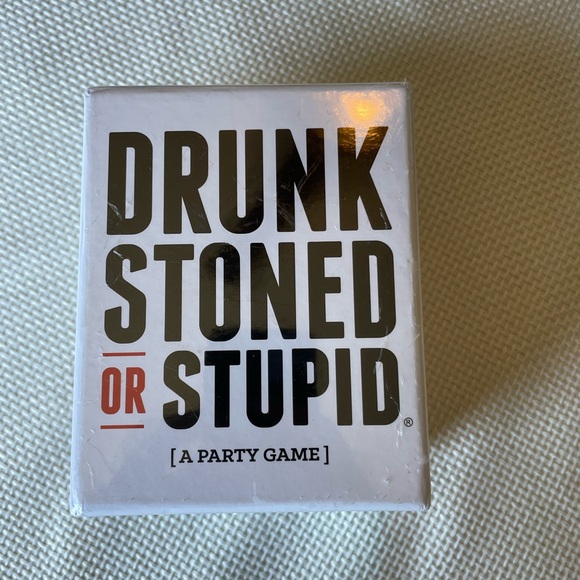💥SALE💥 Drunk Stoned or Stupid A Party Game New Sealed Unopened Players Ages 17+ - Picture 1 of 3